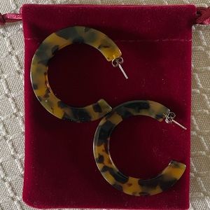 Tortoise earrings/medium size hoops. Super lightweight!